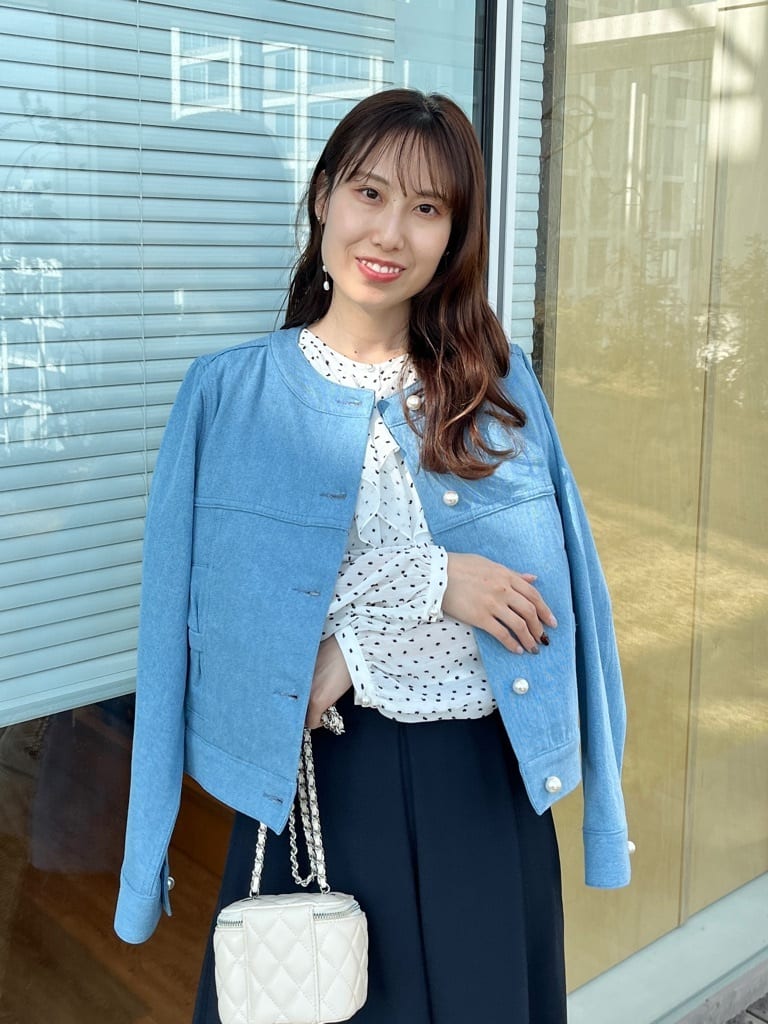 はばさんの「Couture brooch｜【洗える・綿100％】パール調ボタン デニムジャケット」を使ったコーディネート