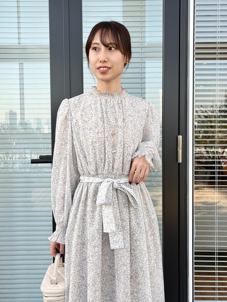 はばさんの「Couture brooch｜【洗える・着映え】楊柳小花シャーリングワンピース」を使ったコーディネート