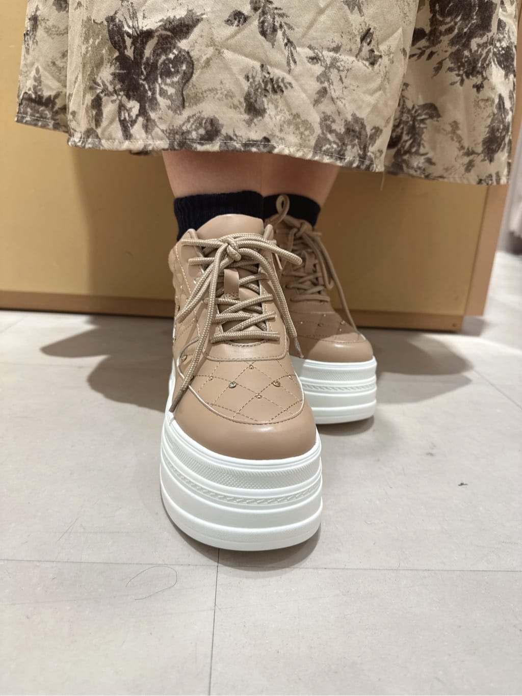 neinaさんの「ESPERANZA｜【EC先行販売】きゅんフィット厚底フラットキルティングスタッズスニーカー」を使ったコーディネート