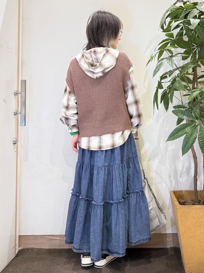 misakiさんの「SHOO･LA･RUE｜【S-LL/洗濯機可】気軽にレイヤード 前開きざっくりニットベスト」を使ったコーディネート