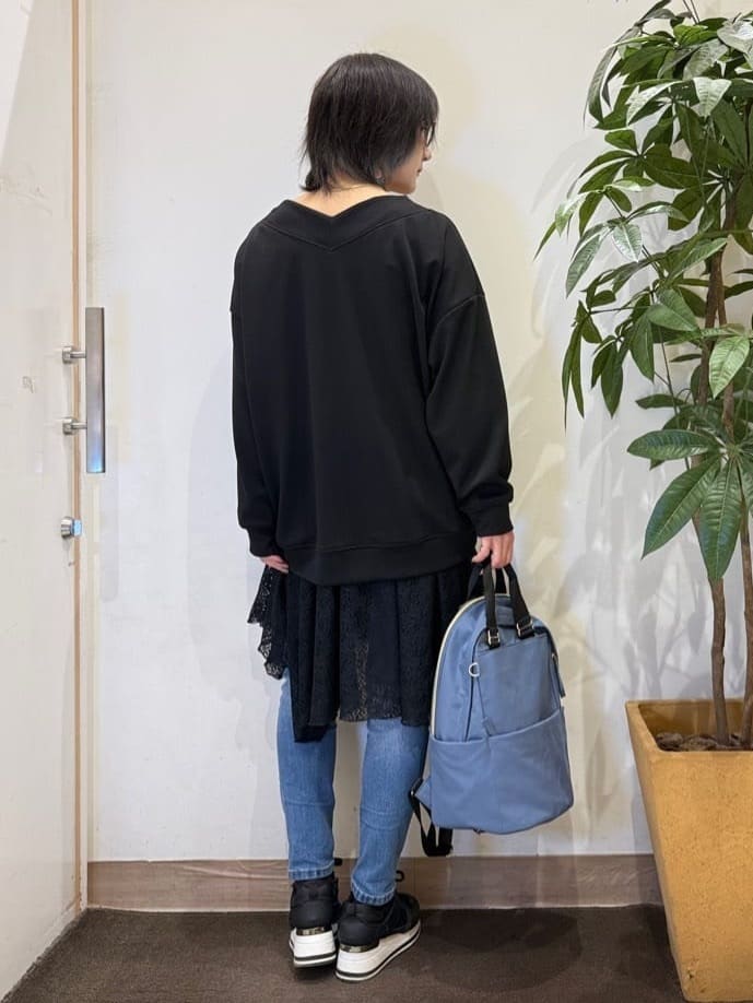 misakiさんの「SHOO･LA･RUE｜【洗濯機可】インせずすっきり見え　優しい雰囲気のVネックトップス」を使ったコーディネート