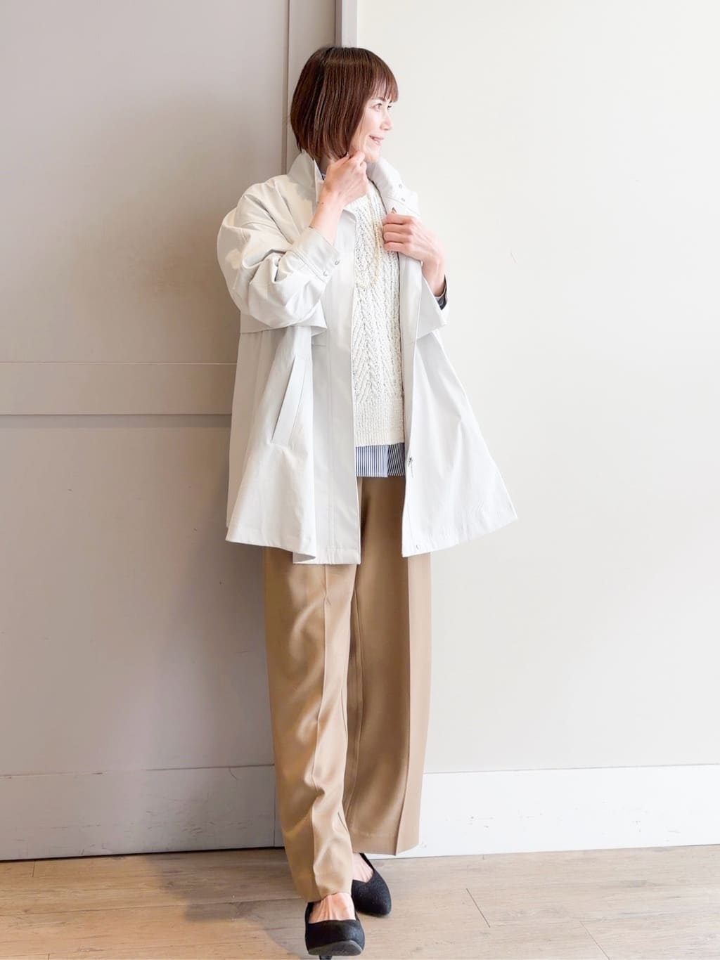yamakoさんの「grove｜【撥水／シルエット2WAY】羽織るだけでサマになる、スタンドネックテントラインコート」を使ったコーディネート