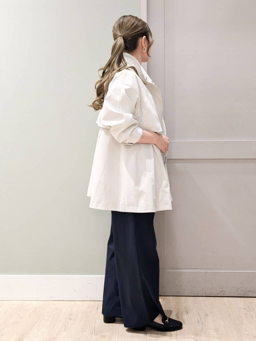 kuwawaさんの「grove｜【撥水／シルエット2WAY】羽織るだけでサマになる、スタンドネックテントラインコート」を使ったコーディネート