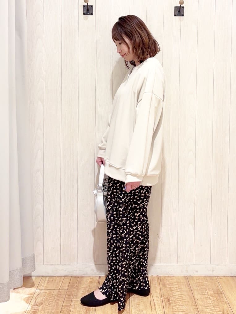 あいこさんの「SHOO･LA･RUE｜【洗濯機可】インせずすっきり見え　優しい雰囲気のVネックトップス」を使ったコーディネート