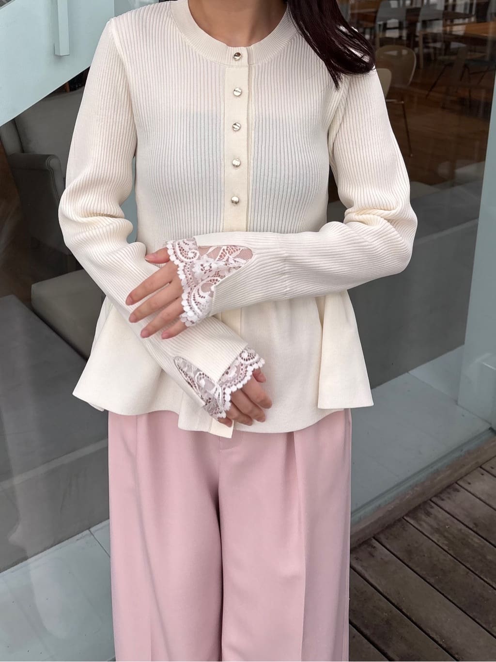 AOIさんの「Couture brooch｜【大人かわいい・洗える】ペプラムニットカーディガン」を使ったコーディネート