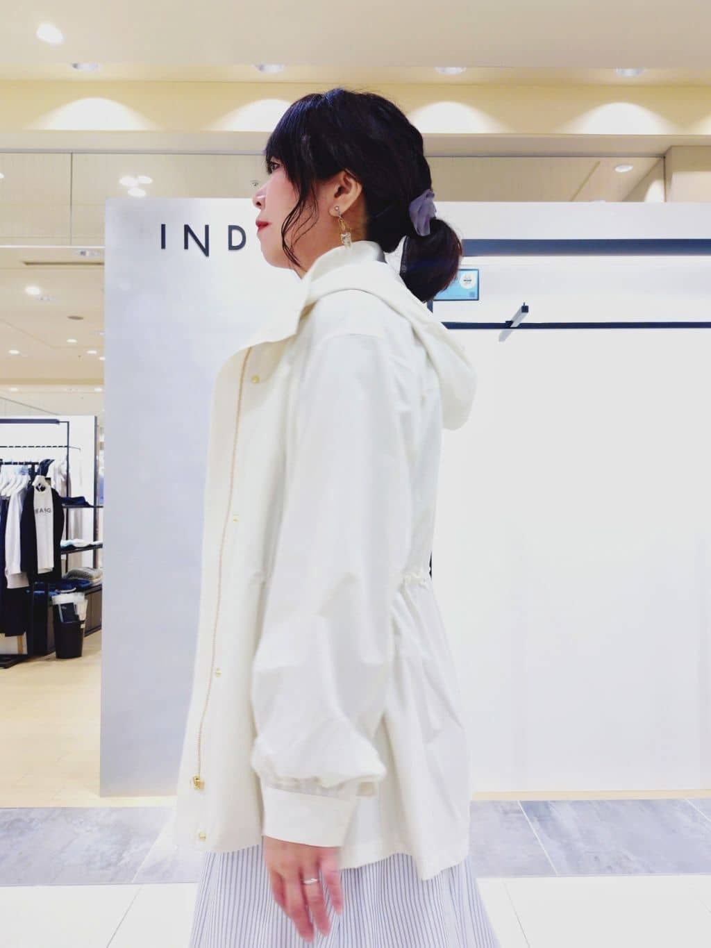 TOMOMIさんの「INDIVI｜【洗える／UVケア／マットサテン】Vネックドルマンスリーブブラウス」を使ったコーディネート