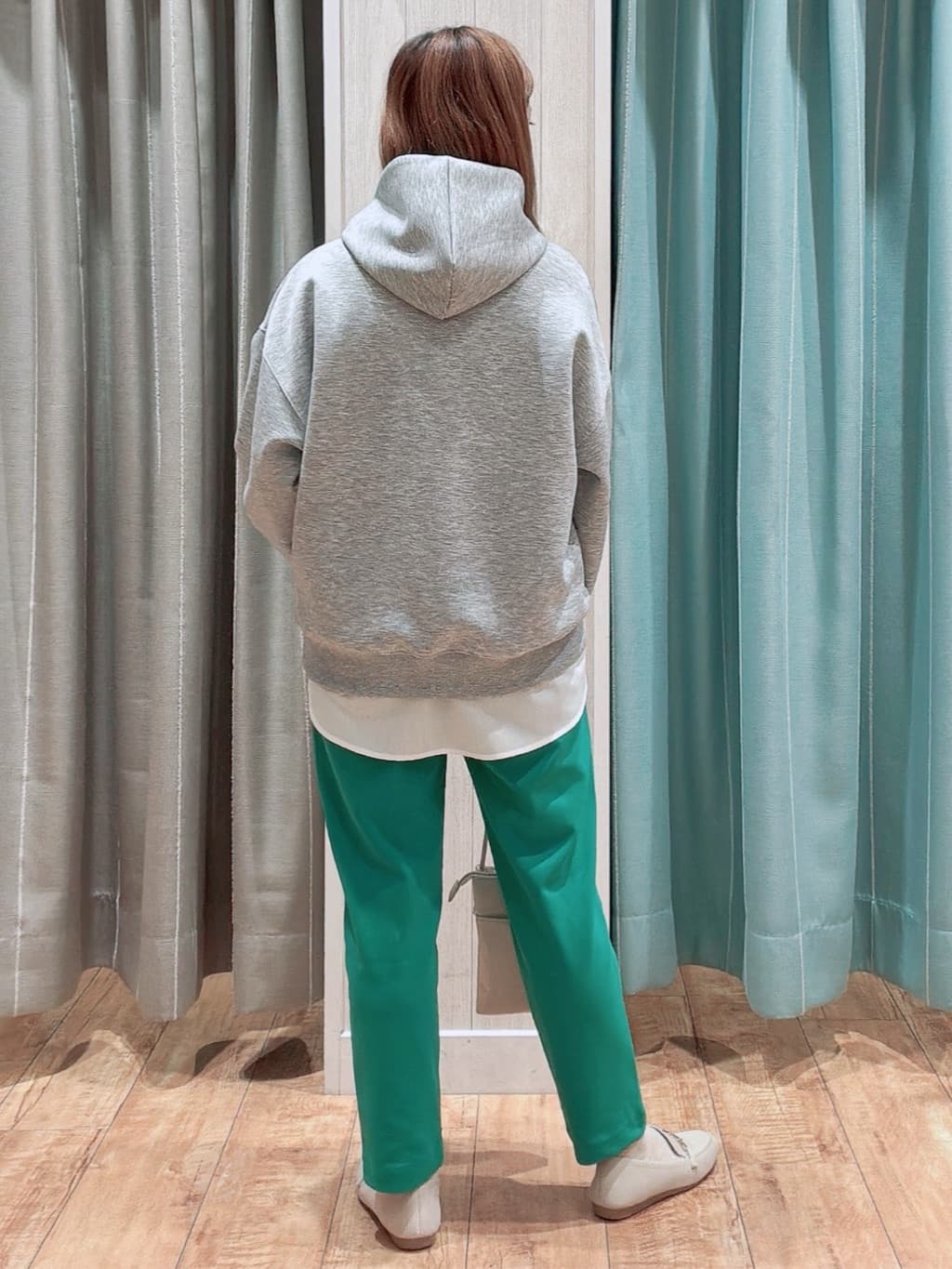なみぞうさんの「SHOO･LA･RUE｜【セットアップ可/S-LL/なめらかタッチ】選べる3柄 ロゴ入りプルパーカ」を使ったコーディネート