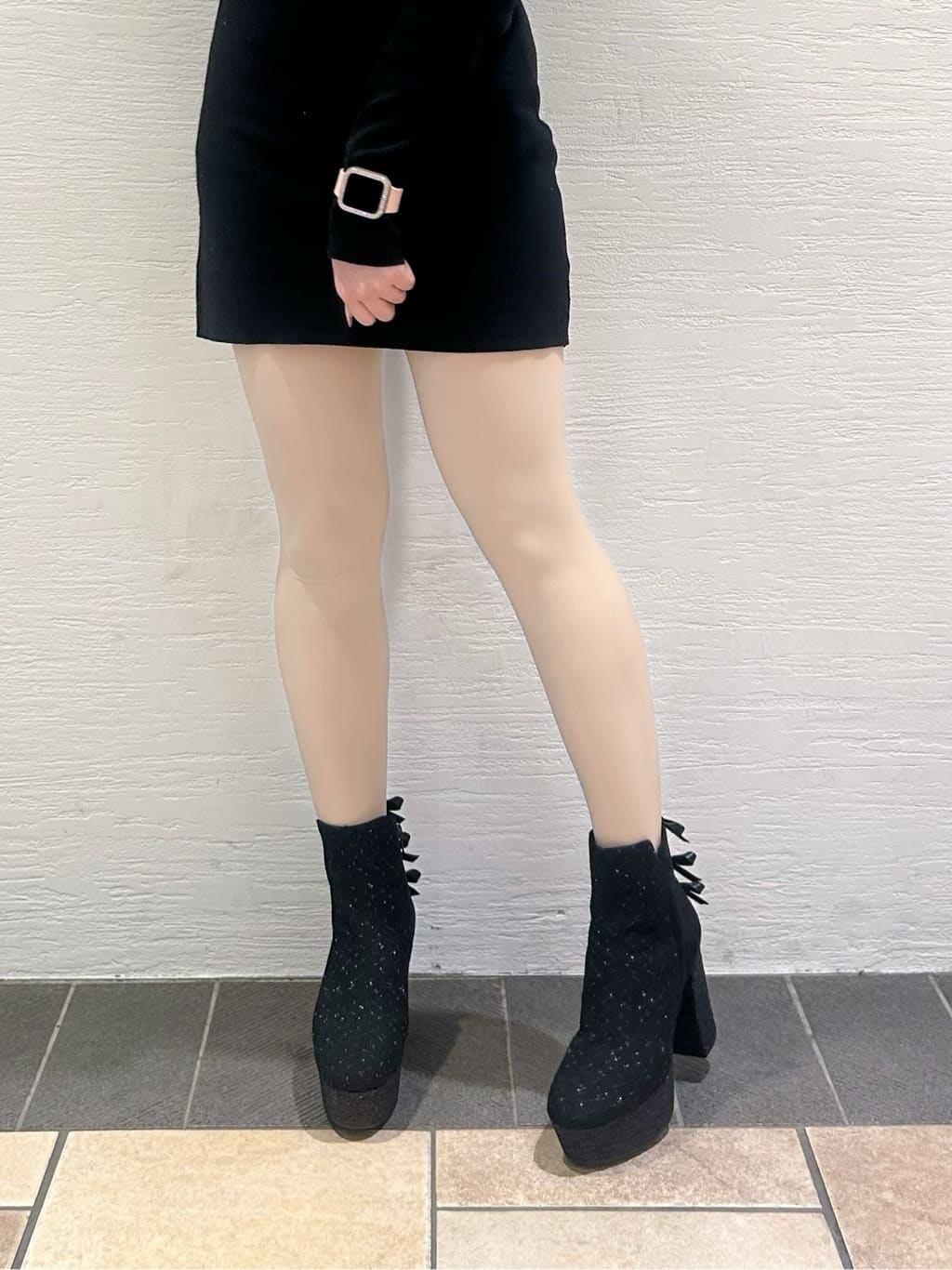 ゆうりさんの「ESPERANZA｜【ラク盛り/ショートブーツ】リピーター続出／脚長美脚 バックリボングリッターヒールショートブーツ」を使ったコーディネート