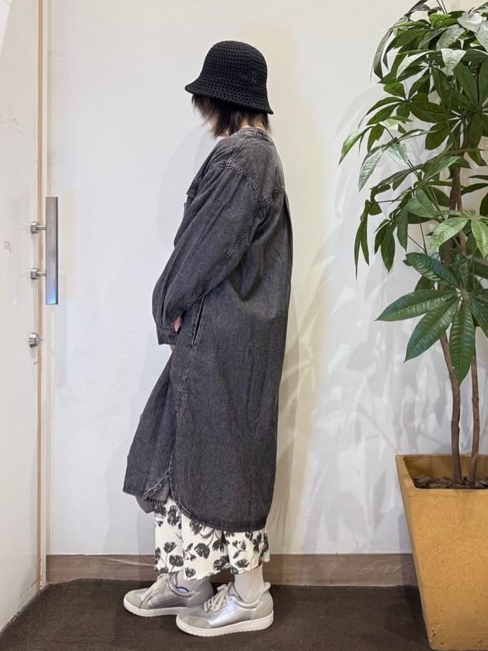 misakiさんの「SHOO･LA･RUE｜【ライトオンスデニム/S-LL/体型カバー】首元すっきり ワンピにもなるロングデニムシャツ」を使ったコーディネート