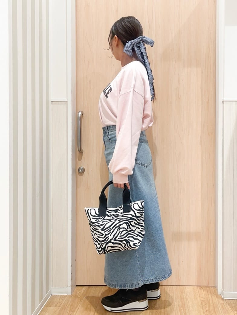 natsumiさんの「SHOO･LA･RUE｜【洗濯機可/S-LL】コーデの主役になる ロゴアソート 裏毛スウェット」を使ったコーディネート