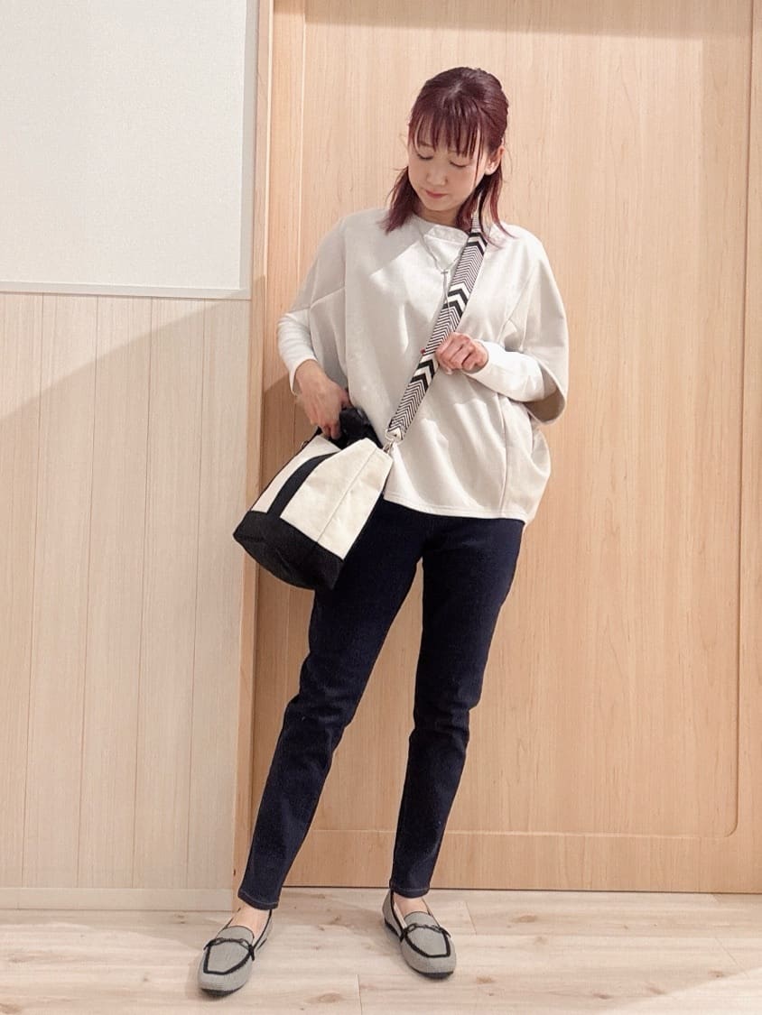 モカさんの「SHOO･LA･RUE｜【SHOO・LA・RUE DENIM】毎日使いたくなる ストレッチデニムスキニーパンツ」を使ったコーディネート