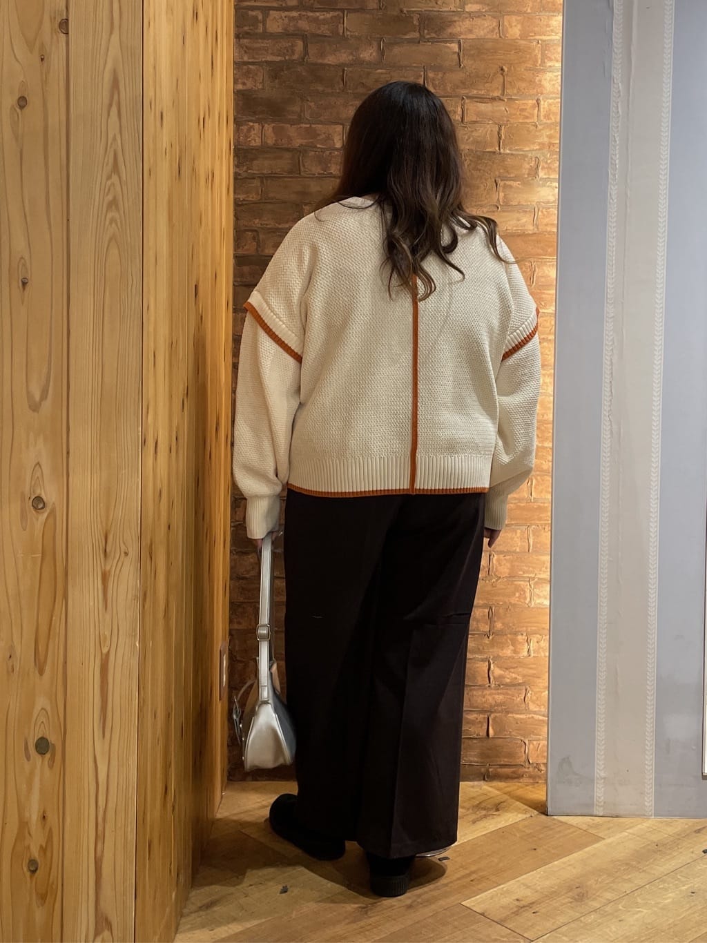 Risaさんの「SHOO･LA･RUE｜【前後2WAY/S-LL】体型カバーもこなれ見えも叶う　ふんわりお袖の配色パイピングニット」を使ったコーディネート