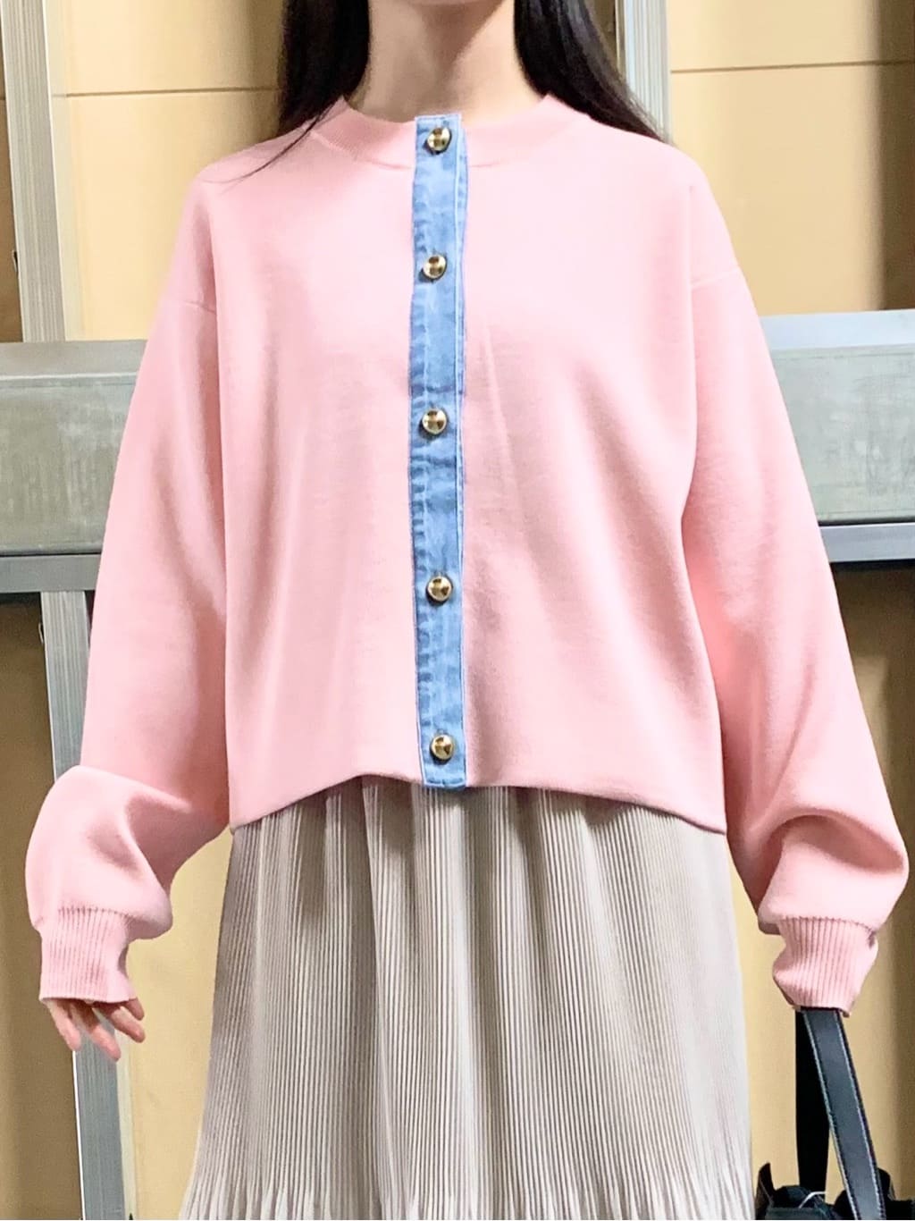 sahoさんの「THE SHOP TK｜【羽織るだけでこなれ感を演出】デニム切替カーディガン」を使ったコーディネート