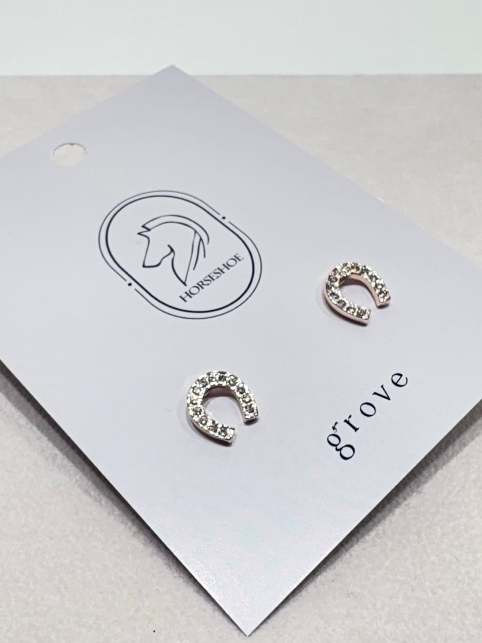 まきさんの「grove｜【HORSESHOEシリーズ】キラキラビジューホースシューピアス」を使ったコーディネート