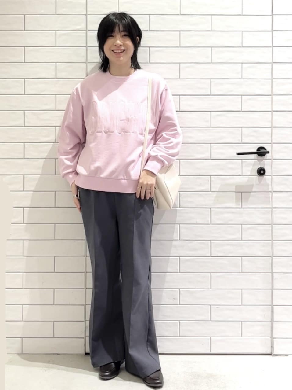 しおりさんの「OPAQUE.CLIP｜ロゴ刺繍裏毛トップス【洗濯機OK】」を使ったコーディネート
