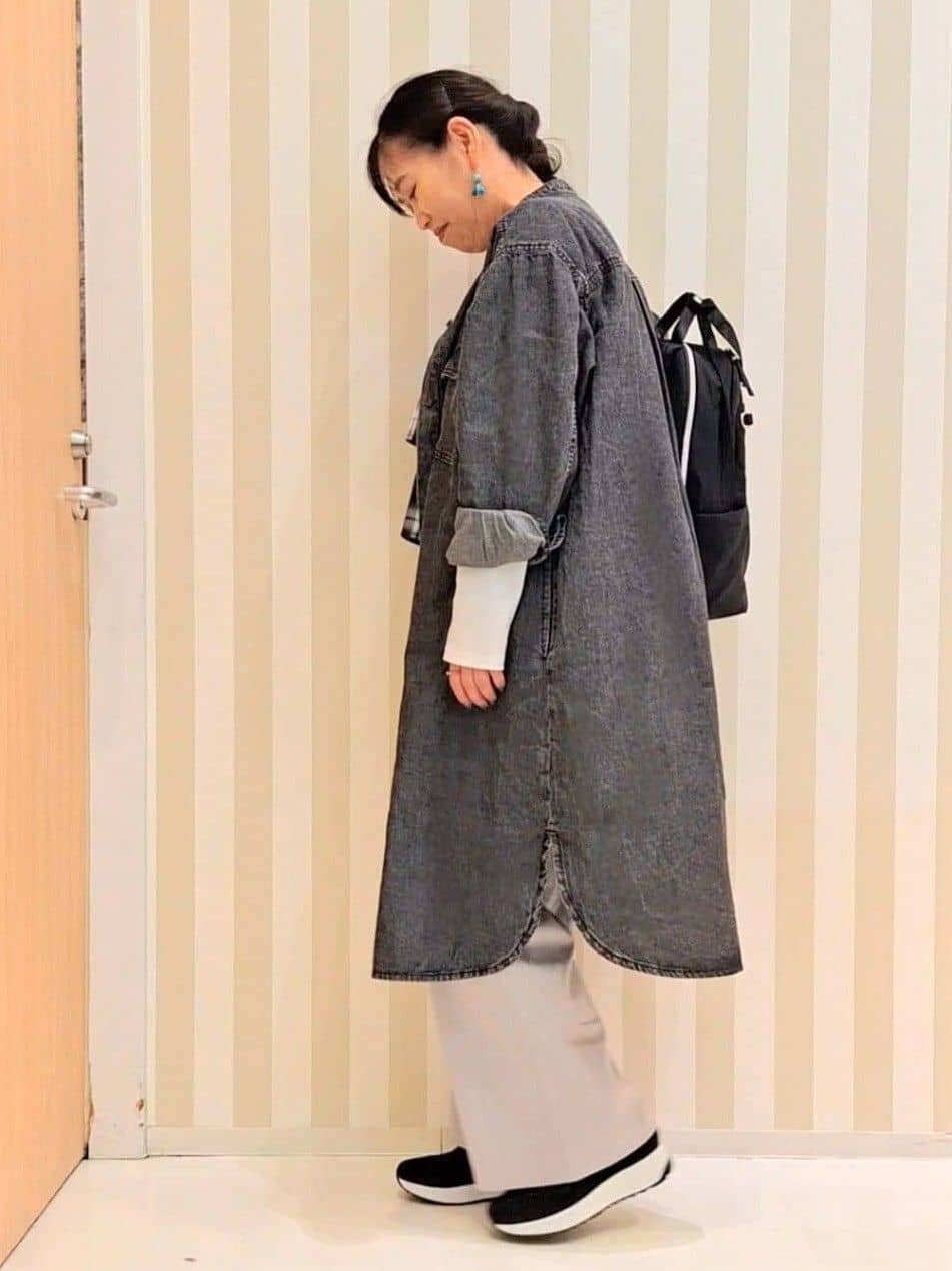 Saoさんの「SHOO･LA･RUE｜【ライトオンスデニム/S-LL/体型カバー】首元すっきり ワンピにもなるロングデニムシャツ」を使ったコーディネート