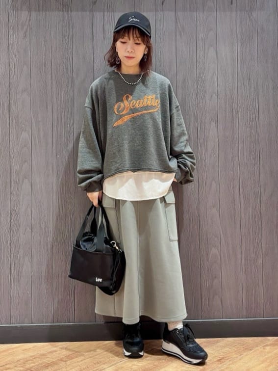 meiさんの「SHOO･LA･RUE｜【洗濯機可/S-LL】コーデの主役になる ロゴアソート 裏毛スウェット」を使ったコーディネート