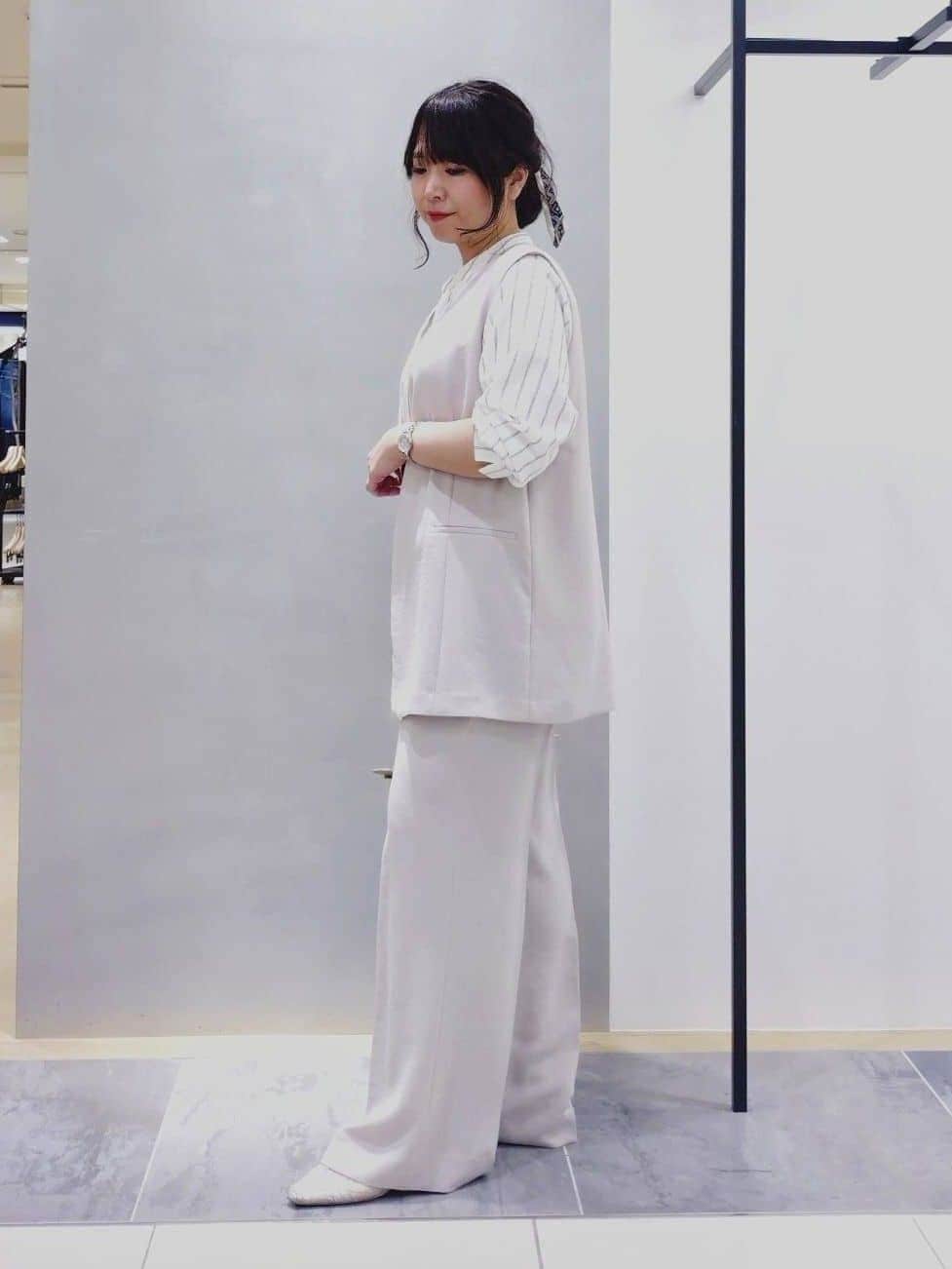 TOMOMIさんの「INDIVI｜【洗える／着心地楽ちん】ブラウス風ストライプカットソートップス」を使ったコーディネート
