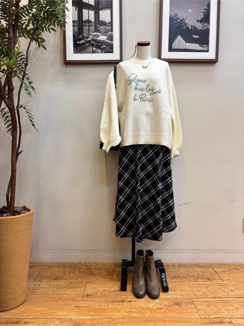 maiさんの「SHOO･LA･RUE｜【洗濯機可/S-LL】裾スカラップが差がつく コード刺繍ロゴニット」を使ったコーディネート