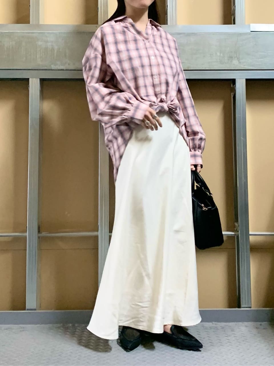 sahoさんの「THE SHOP TK｜【後ろ姿もサマになる】バックシャーリングシャツ」を使ったコーディネート