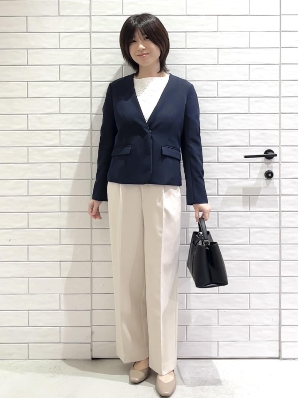 しおりさんの「OPAQUE.CLIP｜《通勤／セットアップ対応》 パイピングVネックジャケット【洗濯機OK】」を使ったコーディネート