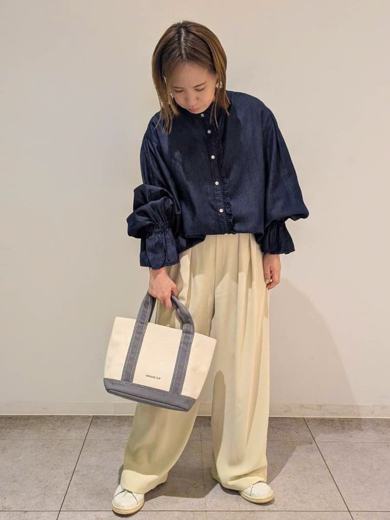 yosiさんの「OPAQUE.CLIP｜セルロース混デニムフリルブラウス【洗濯機OK】」を使ったコーディネート