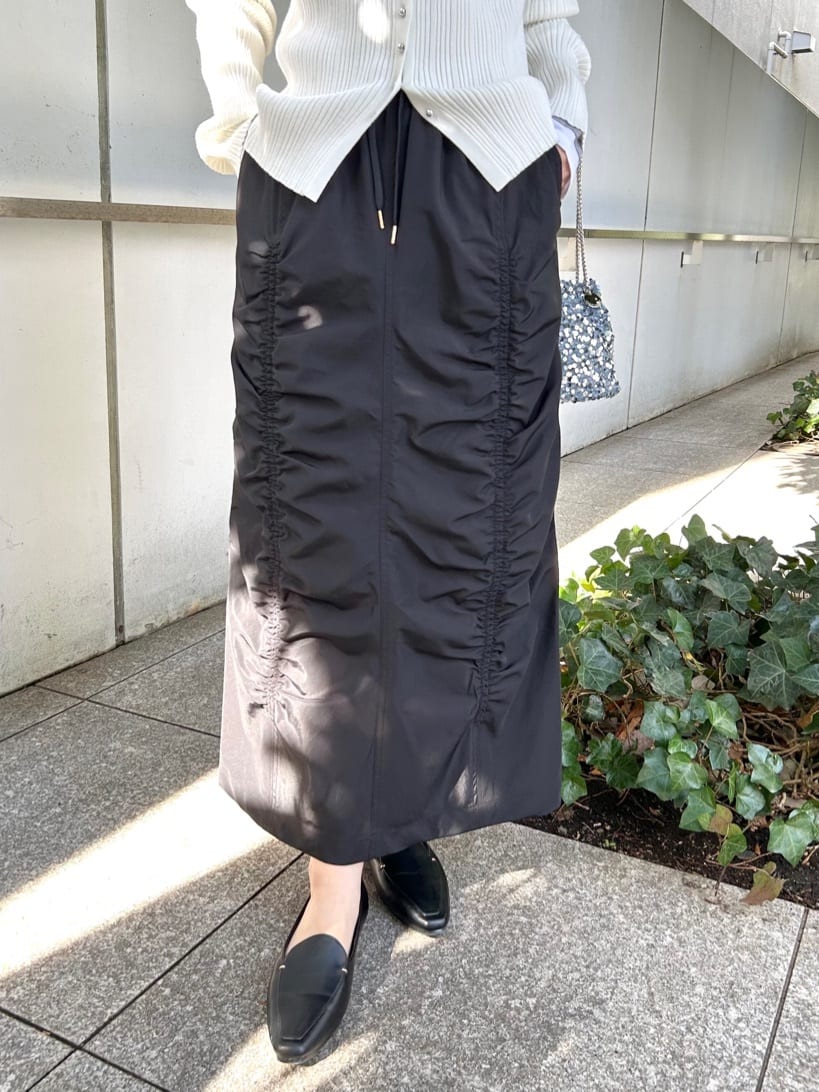 RINAさんの「OPAQUE.CLIP｜シルバー多ボタン ランダムリブニットカーディガン【洗濯機OK】」を使ったコーディネート