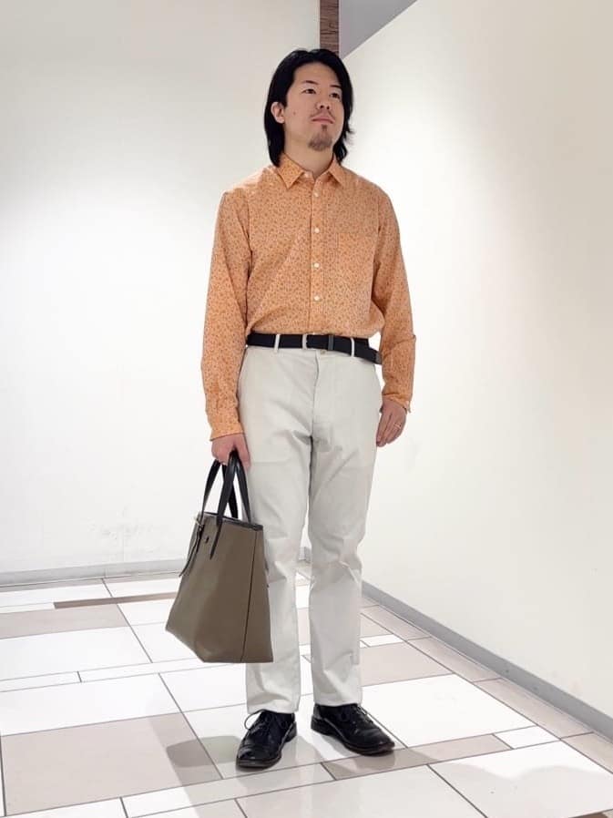 及川さんの「TAKEO KIKUCHI｜播州 ドビーストライプ フラワーシャツ」を使ったコーディネート