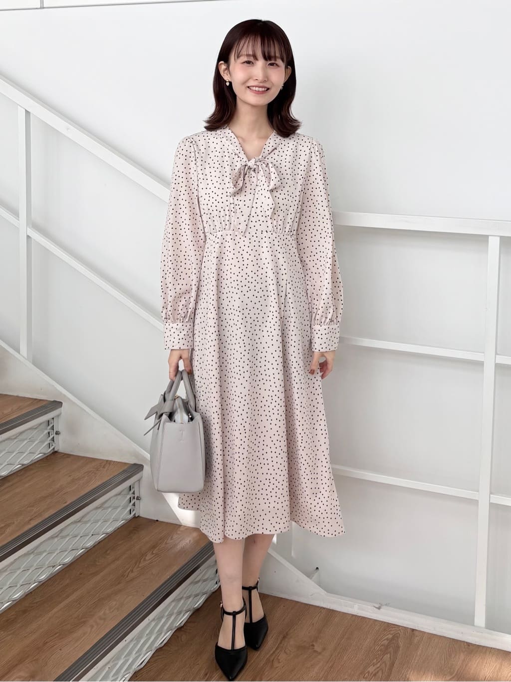 みさかさんの「index｜リボンボウタイドットワンピース【洗濯機OK／イージーアイロン／防シワ】」を使ったコーディネート