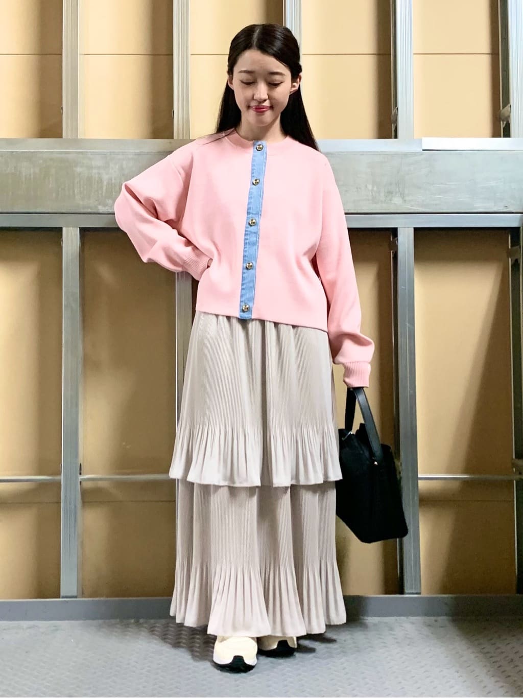 sahoさんの「THE SHOP TK｜【羽織るだけでこなれ感を演出】デニム切替カーディガン」を使ったコーディネート