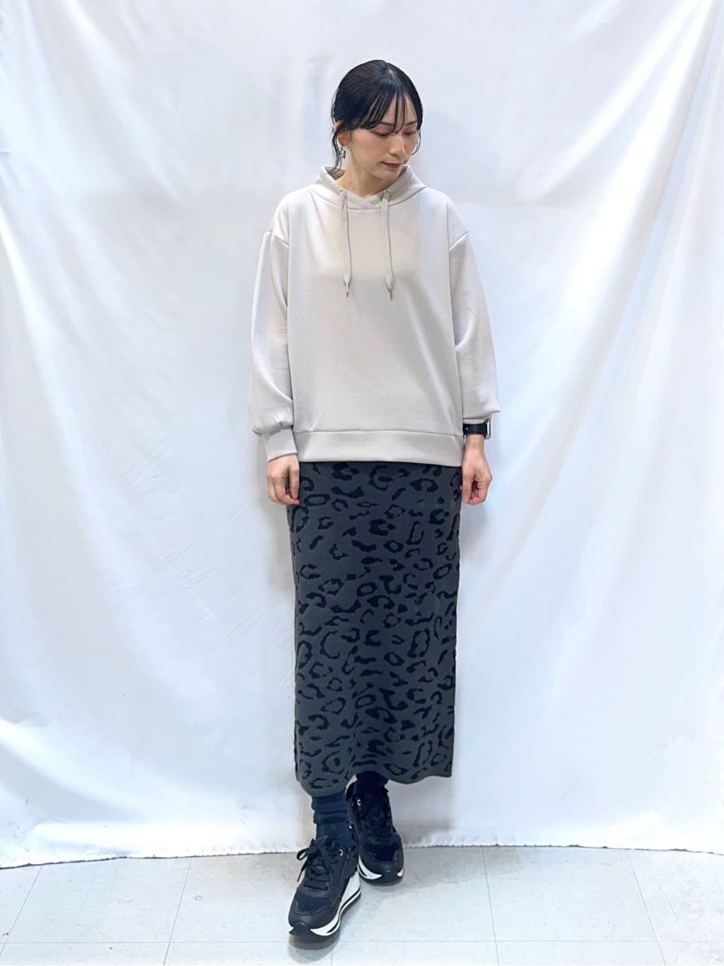 𝐇𝐢𝐫𝐨𝐦𝐢さんの「SHOO･LA･RUE｜【S-LL】シンプルコーデが惹き立つ レオパード柄ニットナロースカート」を使ったコーディネート