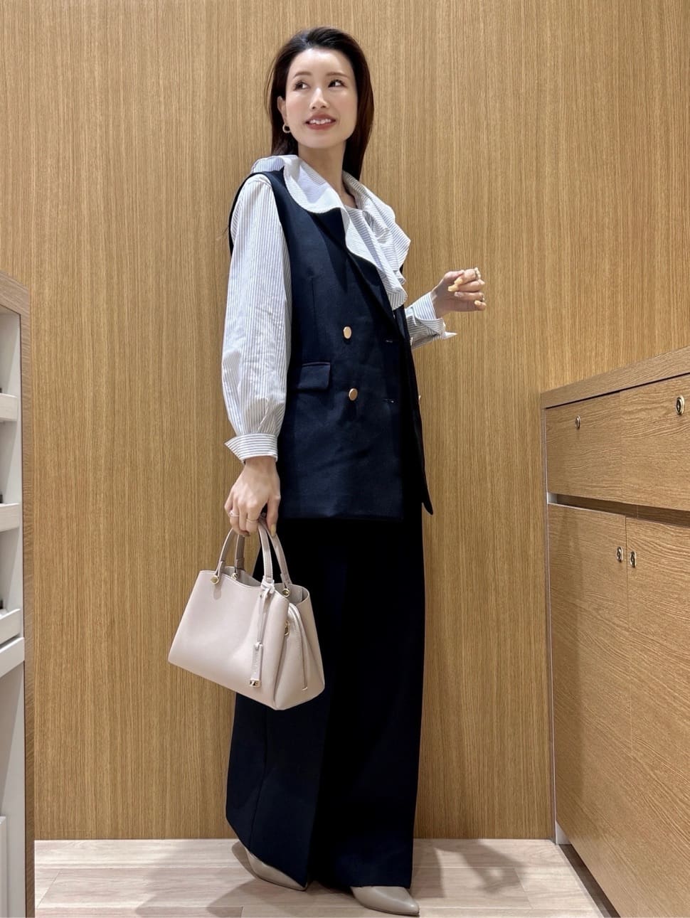 maiさんの「OPAQUE.CLIP｜金ボタンダブルブレストテーラードジレ／セットアップ対応【洗える】《S～LL》」を使ったコーディネート