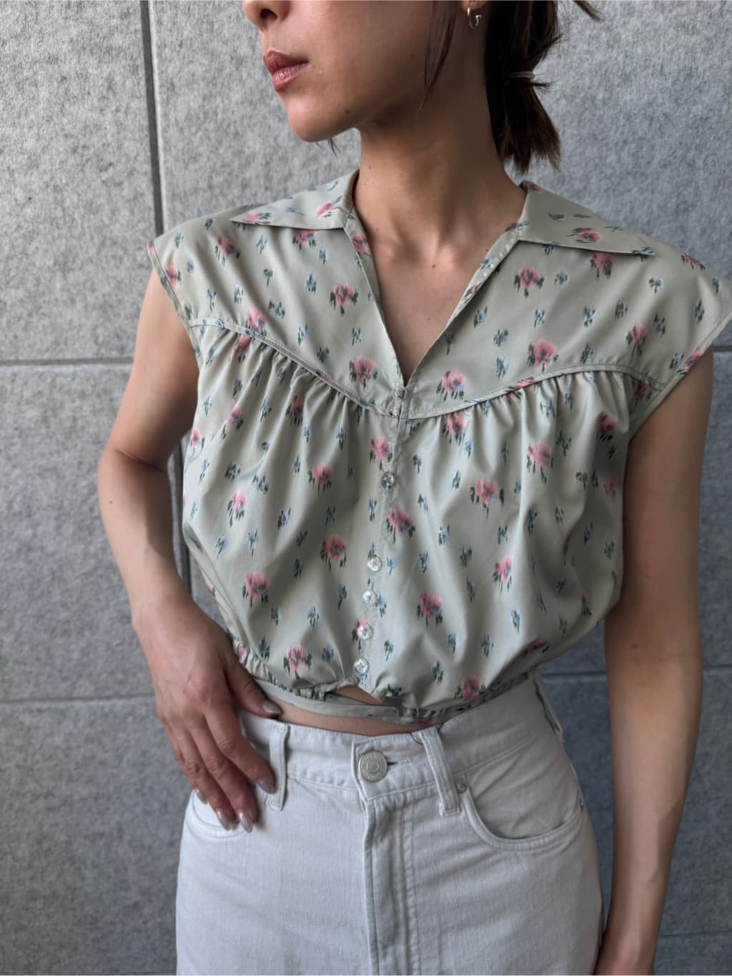 designer yukaさんの「CODE A｜flower Vneck pullover」を使ったコーディネート