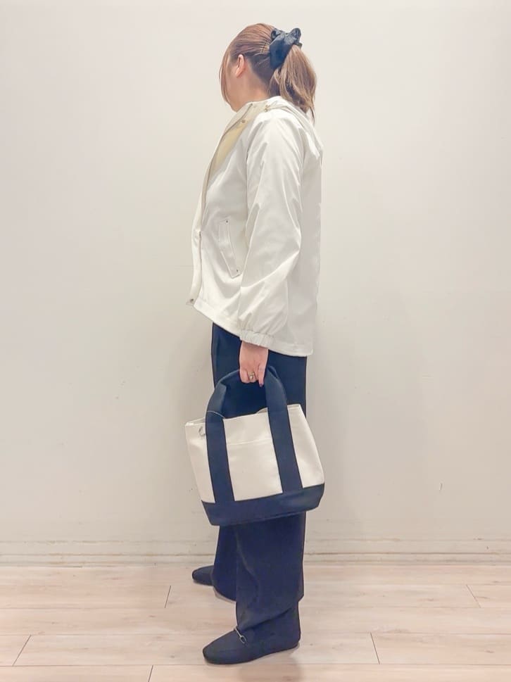 naoさんの「SHOO･LA･RUE｜【防花粉/高レビュー】きれいもかっこいいも叶える 欲張りマウンテンパーカ」を使ったコーディネート