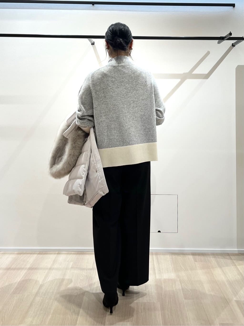 TOMOMIさんの「UNTITLED｜【はっ水機能/フード取り外し可】ミディダウンコート」を使ったコーディネート