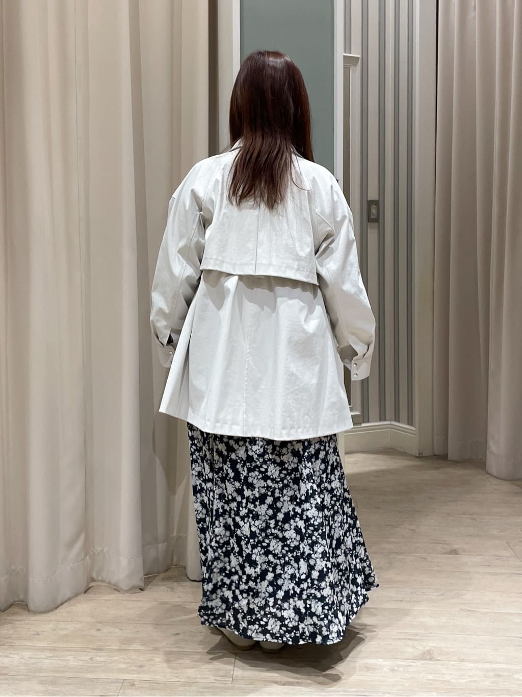 asaさんの「grove｜【撥水／シルエット2WAY】羽織るだけでサマになる、スタンドネックテントラインコート」を使ったコーディネート