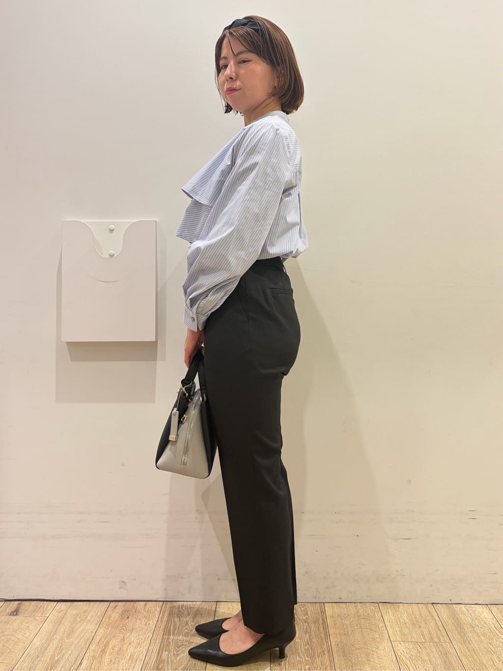 YUKOさんの「index｜フリルキーネックシャツ【洗濯機OK／イージーアイロン／防シワ】《XS～LL／7col》」を使ったコーディネート