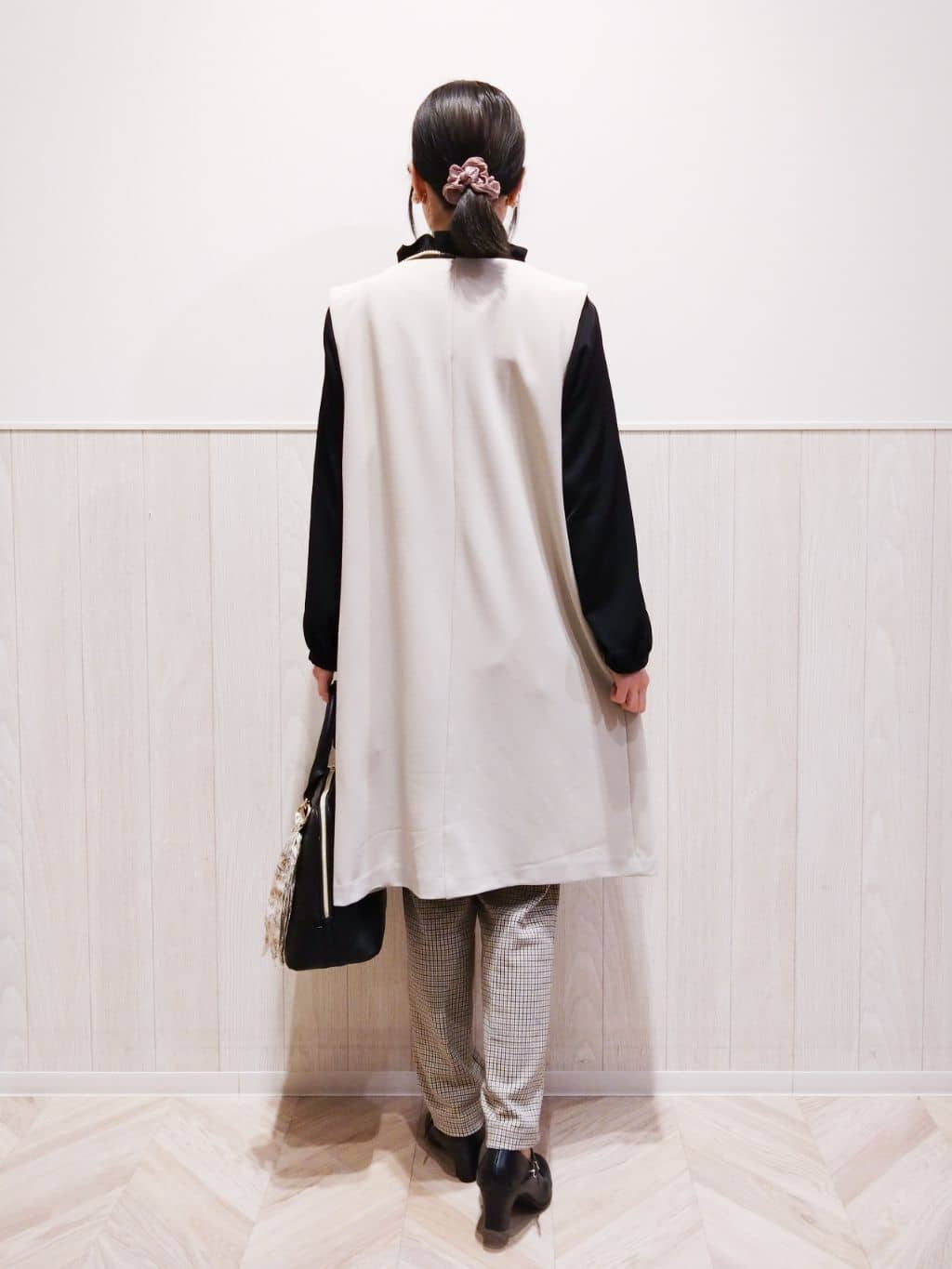 Suzuさんの「SHOO･LA･RUE｜【洗濯機可/セットアップ可/S-3L】きちんと楽に。カットジョーゼット ロングジレ」を使ったコーディネート