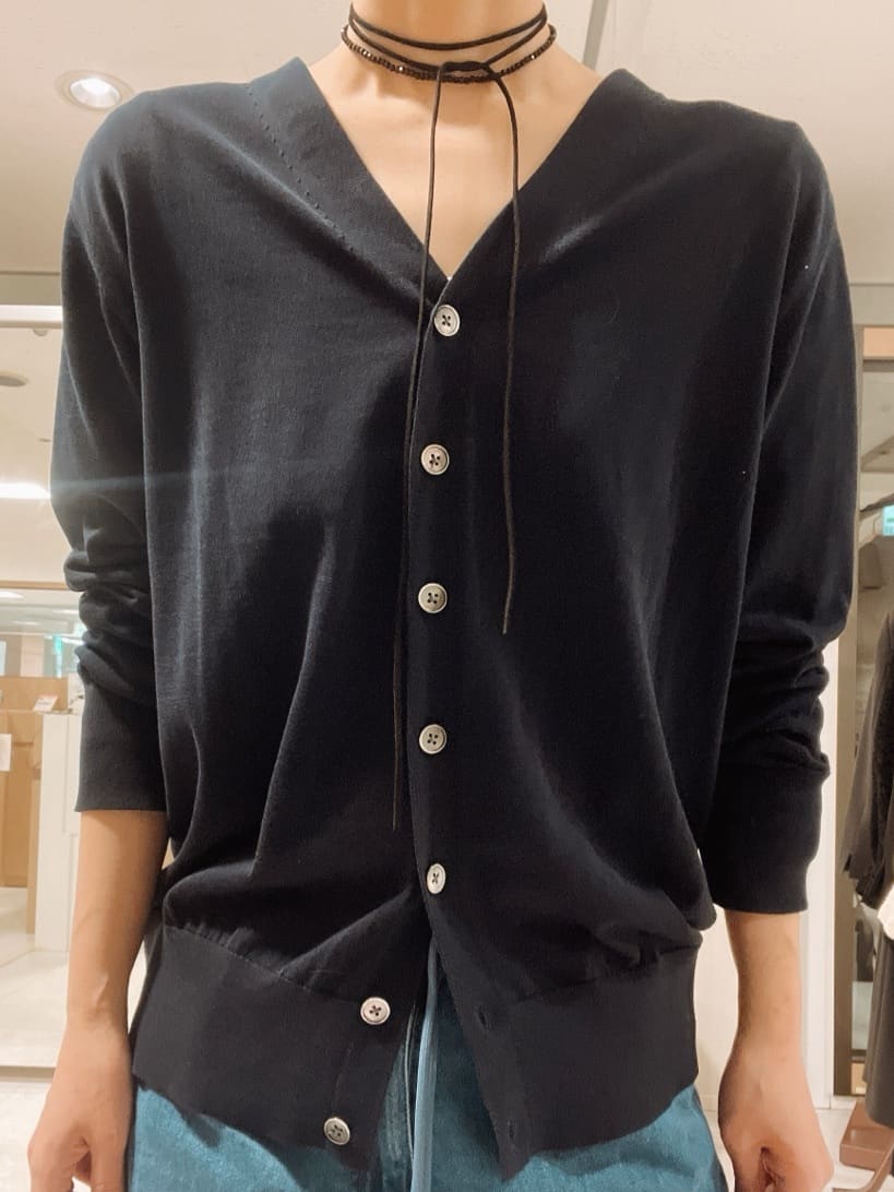 IWAMOさんの「UNTITLED｜【セットアップ可/洗える】シアーVネックカーディガン」を使ったコーディネート
