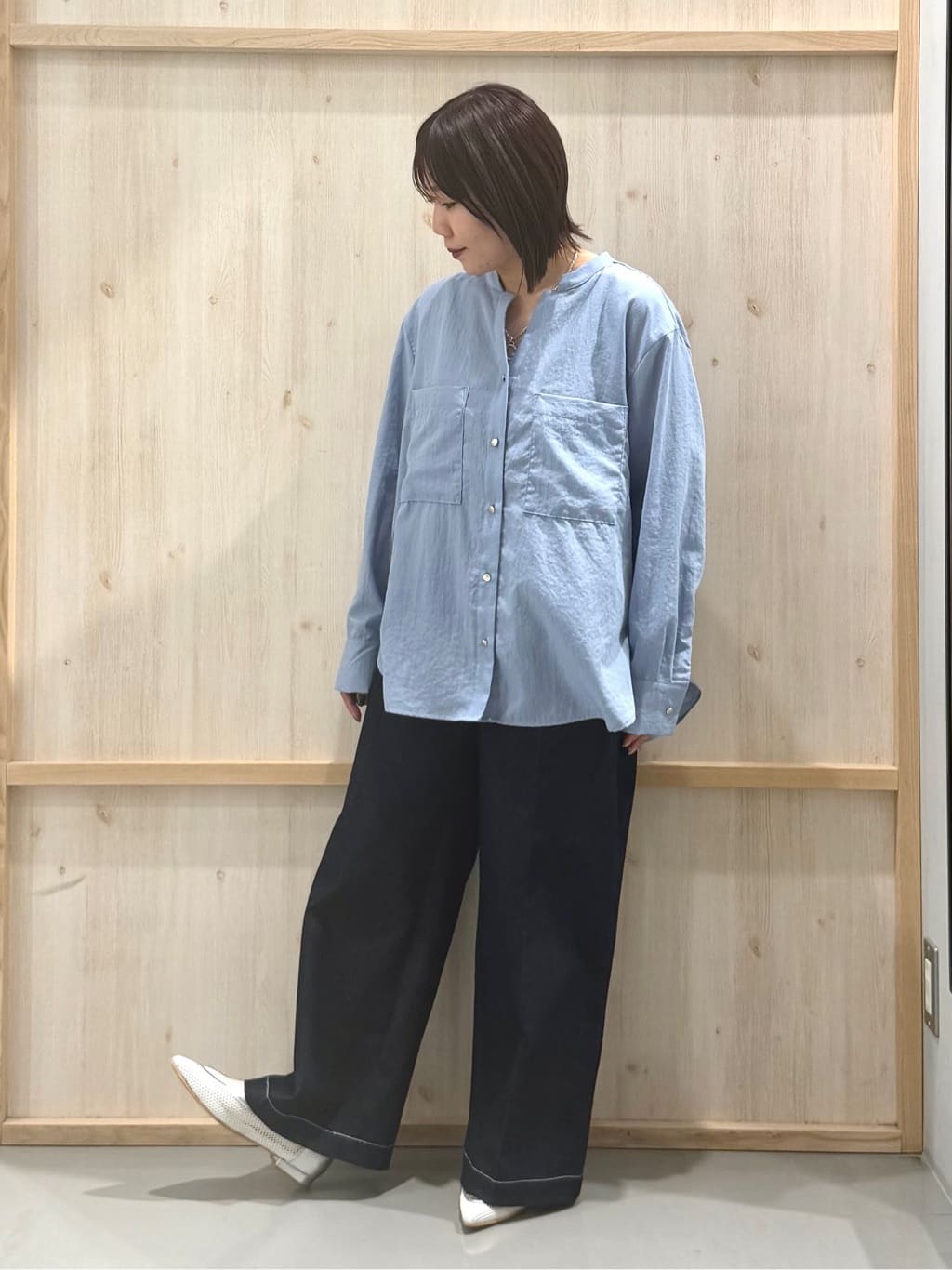 nanaさんの「THE SHOP TK｜【刻みネックですっきり見え】Wポケット金ボタンシャツ」を使ったコーディネート