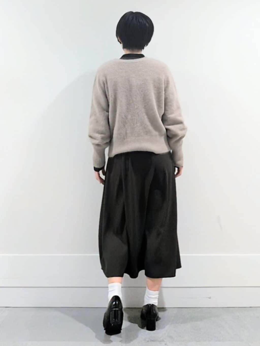 ミズタさんの「UNTITLED｜【ふわふわニット/前後2WAY】フォックスカシミヤカーディガン」を使ったコーディネート
