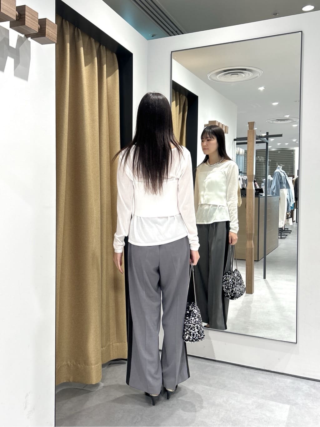Renoさんの「INDIVI｜Comfy SET UP｜イージーサイドラインワイドパンツ【セットアップ対応／通勤／カセット服／接触」を使ったコーディネート