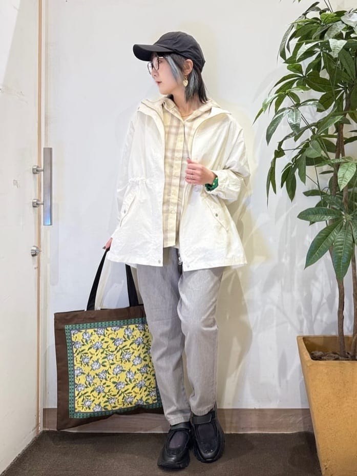 misakiさんの「SHOO･LA･RUE｜【防花粉/S-LL】ウエストマークですっきり見え　軽やかスタンドブルゾン」を使ったコーディネート