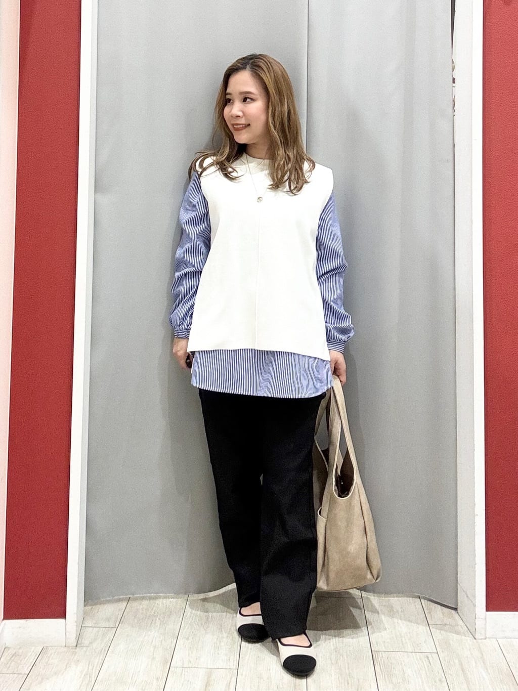 shioさんの「SHOO･LA･RUE｜【防風/撥水/S-LL】お顔回りすっきり見え　Vネックバルーンブルゾン」を使ったコーディネート