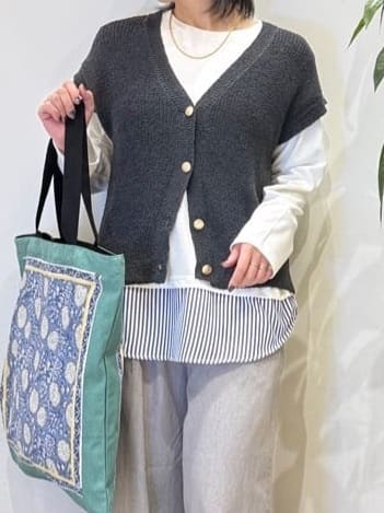 misakiさんの「SHOO･LA･RUE｜【S-LL/洗濯機可】気軽にレイヤード 前開きざっくりニットベスト」を使ったコーディネート