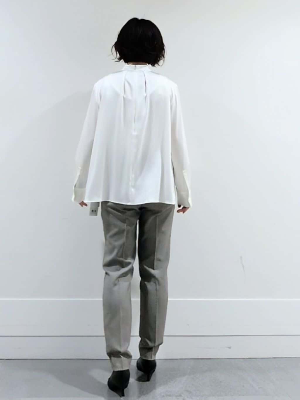 ミズタさんの「UNTITLED｜【きれいめ/お仕事着】サテンドレープブラウス」を使ったコーディネート