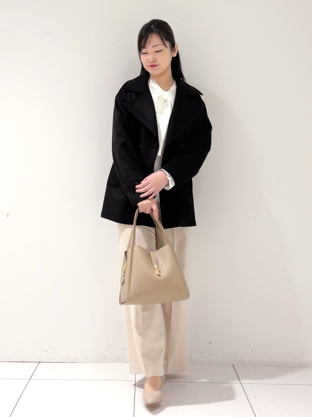 momokoさんの「INDIVI｜【軽やか／ゆったり】ウール混ショートトレンチコート」を使ったコーディネート