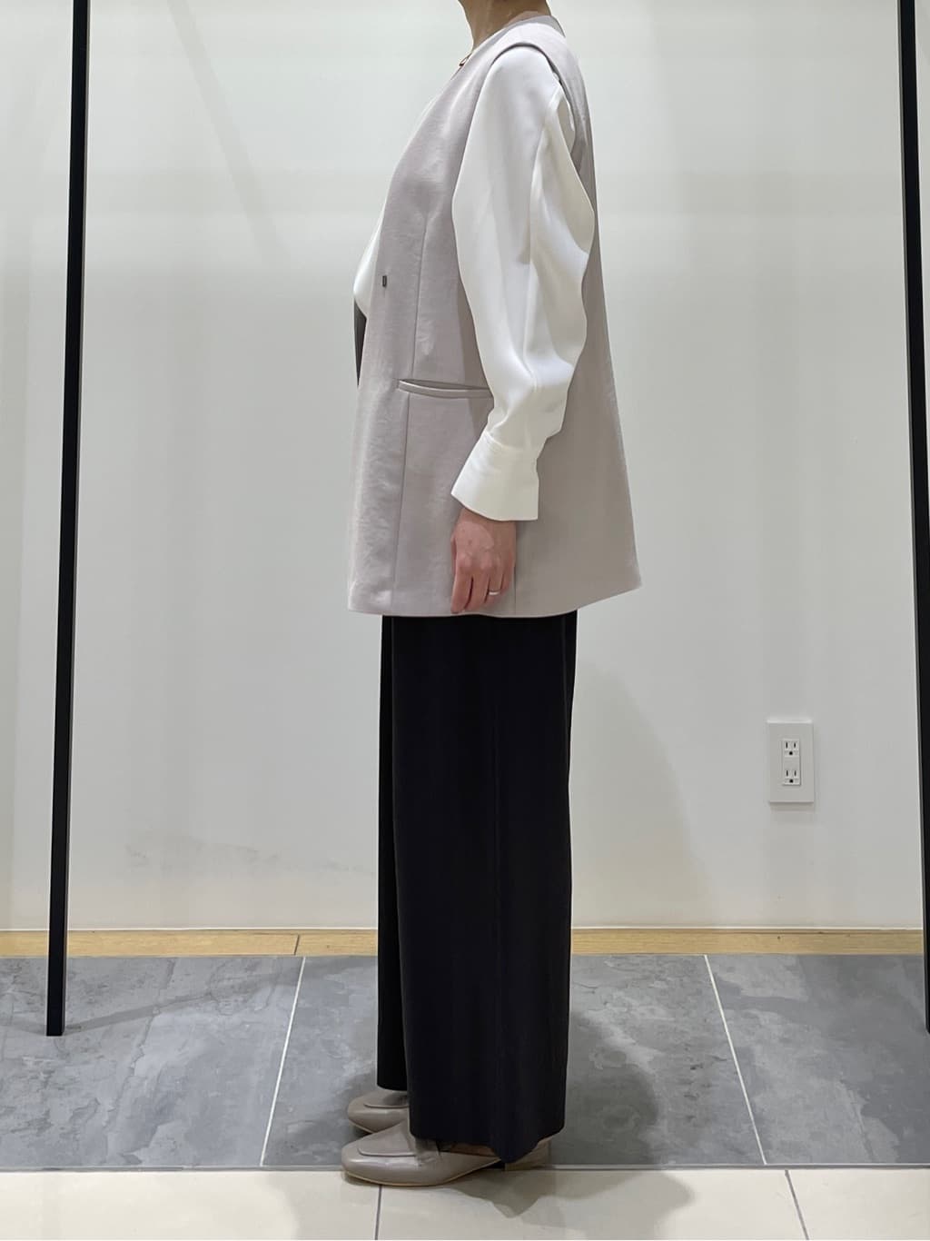 shihoさんの「INDIVI｜【洗える／UVケア／マットサテン】Vネックドルマンスリーブブラウス」を使ったコーディネート