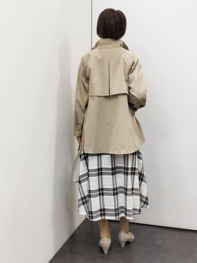 やまちゃんさんの「grove｜【撥水／シルエット2WAY】羽織るだけでサマになる、スタンドネックテントラインコート」を使ったコーディネート