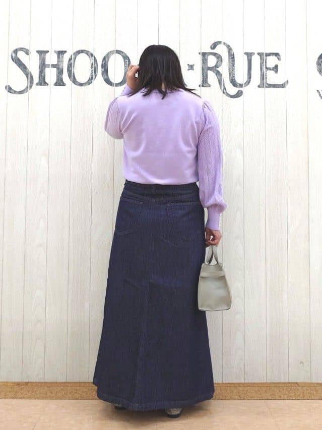 とろろさんの「SHOO･LA･RUE｜【洗濯機可/S-LL】手元美しく パールボタン&お袖編み柄切り替えニット」を使ったコーディネート